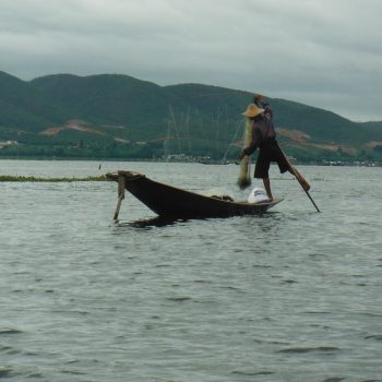 Visser bij Inle meer