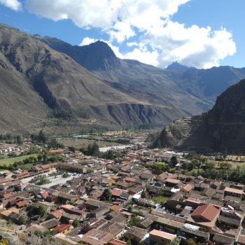 Uitzicht op Ollantaytambo bij wandeling naar Pinkuylluna Mountain Granaries