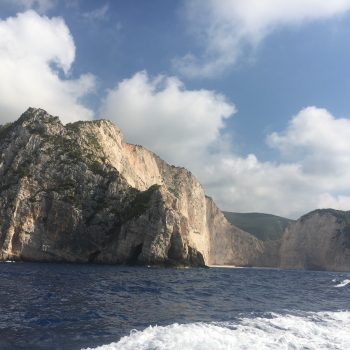 Uitzicht vanaf boot opweg naar shipwreck beach 