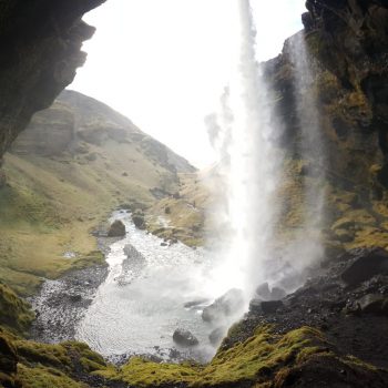 Achter waterval Kvernufoss 