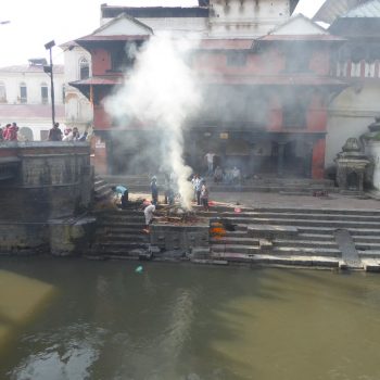 Een crematie, pachupatinath tempel