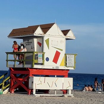 strandhuis op Miami beach en een klassiek beeld van hoe de mensen rondlopen in hun badpakken