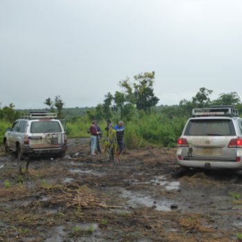 Met de landrovers in de modder