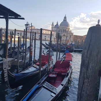 Genieten van de zonsondergang in Venetië 