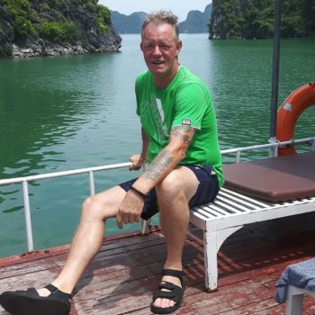 Halong Bay adembenemend varen tussen de rotsen..........om stil van te worden.