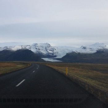 Het uitzicht langs de ring road is prachtig. Ook de gletsjertong Skaftafellsjökull. 