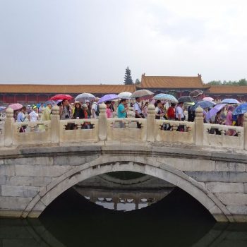 Chinezen op brug in verboden stad