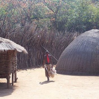 eenzame bewoner van een Zulu dorp