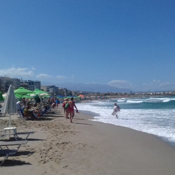Strand Rethymnon met rechts in de verte de oude stad