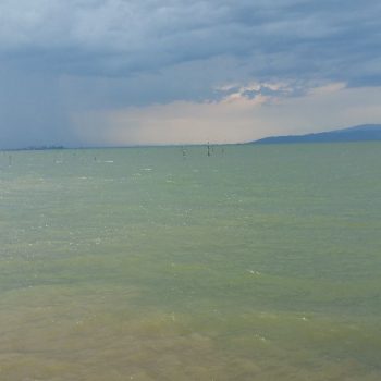 Een bui over Lago Trasimeno
