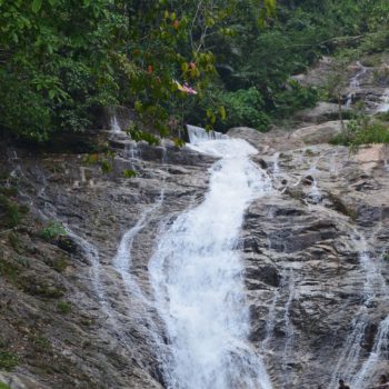 Lata iskandar waterval (Onderweg naar de highlands)