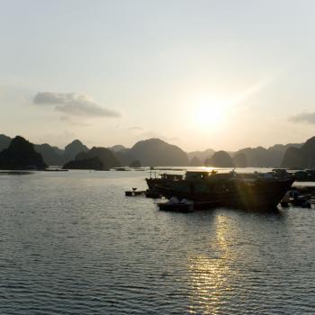 Zonsondergang nabij Cat Ba Island