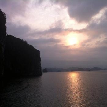 Magische zonsondergang in Halong Bay