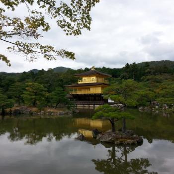 Dit is kinkaku-ji tempel in Kyoto.  tempel van echt bladgoud