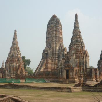 Tempel aan de andere kant van de rivier