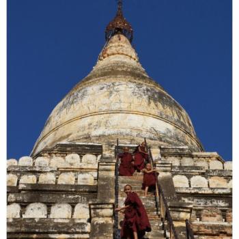 Monniken op een pagode in Bagan