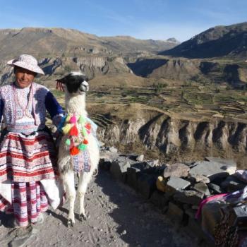 Poserende dame bij Colca Canyon. Foto= 1 sol