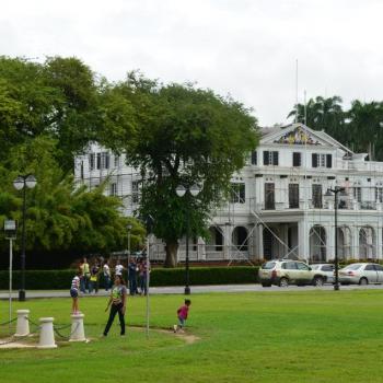 Onafhankelijkheidsplein en presidentieel paleis, Paramaribo