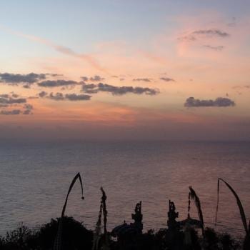 Zonsondergang tijdens de dansshow bij de Uluwatu tempel 