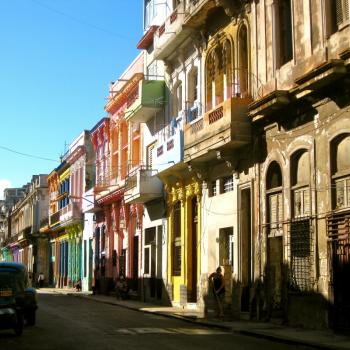 Een van de vele, kleurrijke straten in Havana