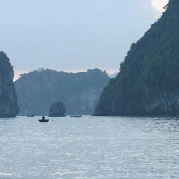Halong Bay in de vroege ochtend
