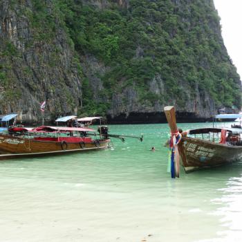 Vanaf Maya Bay. Wit strand en helderblauw water. 