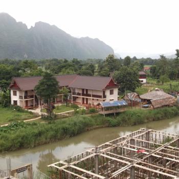 De rivier tussen de bergen bij Vang Vieng