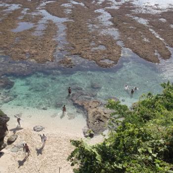Het strand van 'surfer's paradise' Uluwatu