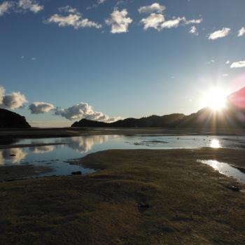 Laagwateroversteek bij zonsopgang, Awaroa Inlet, Abel Tasman Track.
