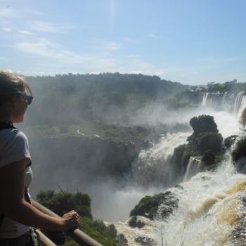 Uitzicht over de Iguazu Falls, 's ochtends vroeg