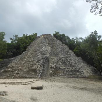 Maya tempel Coba. Uitdaging om te beklimmen.