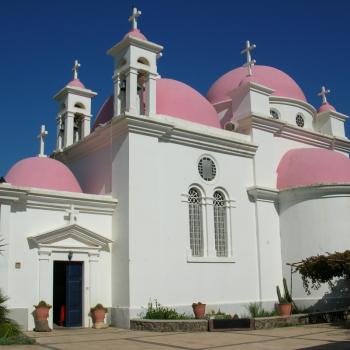 Wit-roze kerkje in het noorden van Israël 