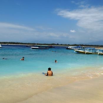 Blauwe zee en 'wit' strand @ de Gili-eilanden