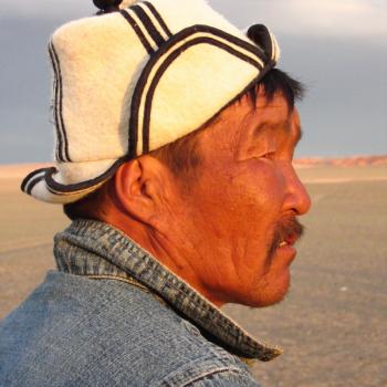 Onze kamelen guide in de Gobi woestijn