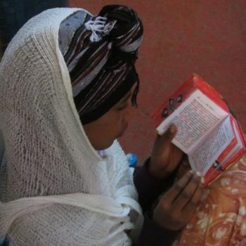 Meisje leest de bijbel in Lalibela