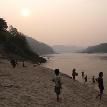 Kinderen aan de oever van de Mekong
