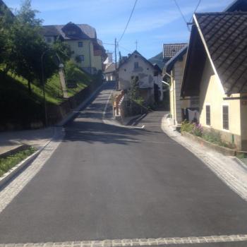 Een van de vele smalle bergwegentjes in Slovenië