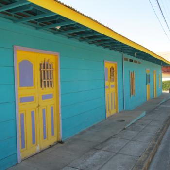 Kleurrijk straatje in San Juan del Sur.