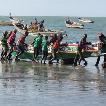 Vissers halen hun boot binnen in Tanji