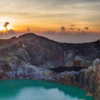 Kelimutu vulkaan met kleurenmeren bij zonsopkomst!