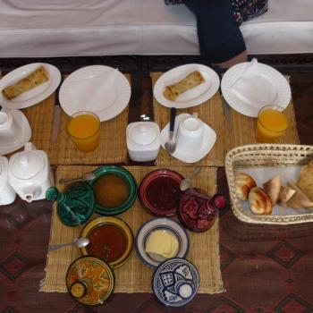 Ontbijtje op het dakterras van de Riad