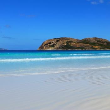 Blauwe zee en witte stranden van Lucky Bay