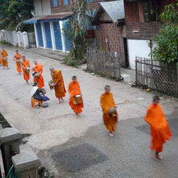 Monnikken op aalmoesronde, 's ochtendsvroeg in Luang Prabang