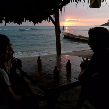 Filosoferen bij Eggy's Bar, Treasure Beach