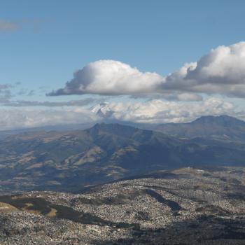 Uitzicht over Quito met de Cotopaxi vulkaan