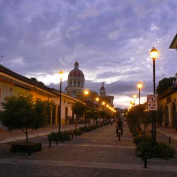 De nacht valt over schitterend Granada