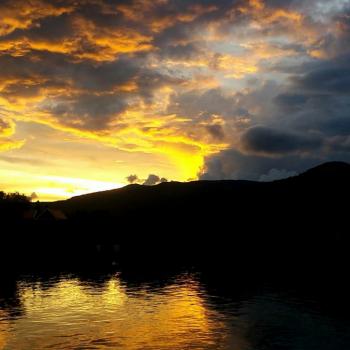 Zonsondergang vanaf de boot in Kampot