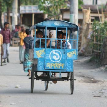 Schoolkinderen op weg naar school