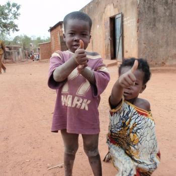 Kindertjes in oude wijk Bobo-Dioulasso