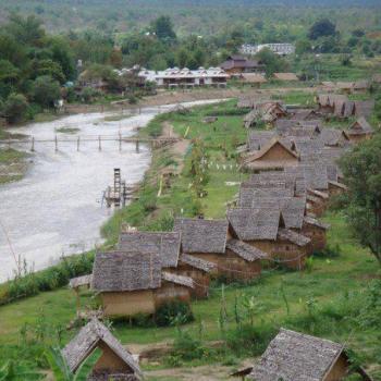 Bamboo hutjes aan de rivier in Pai.
